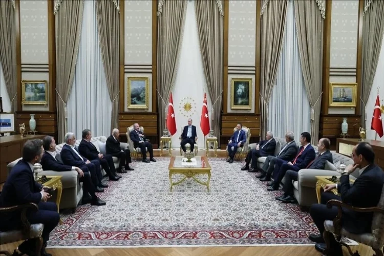 Cumhurbaşkanı Erdoğan, parti liderlerini kabul etti haberinin görseli