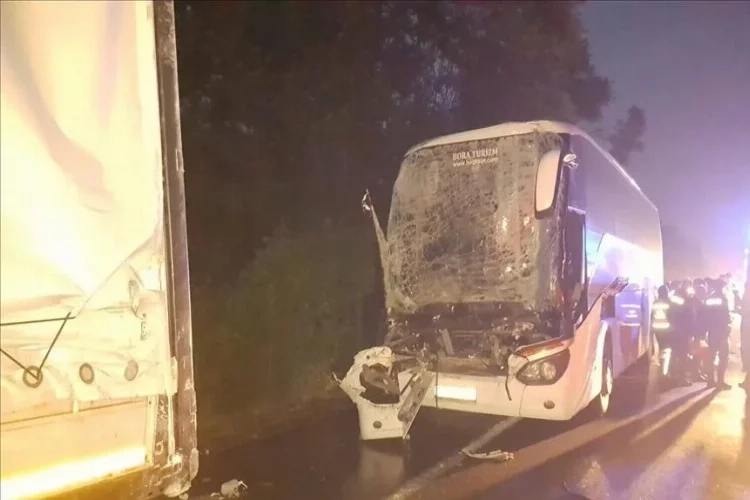 Sakarya'da AK Partili seçmenleri taşıyan otobüs tıra çarptı haberinin görseli