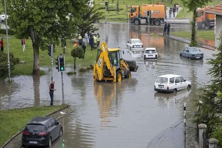 Başkent'te sağanak yağış araçları mahsur bıraktı haberinin görseli