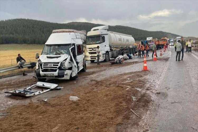 TAG Otoyolu'nda zincirleme kaza: Ölü ve yaralılar var haberinin görseli