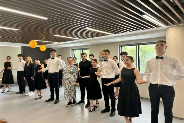 Alzheimer hastası çınarlar, gençlerle buluştu haberinin görseli