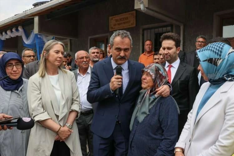 Bakan Özer, köy yaşam merkezinde incelemelerde bulundu haberinin görseli