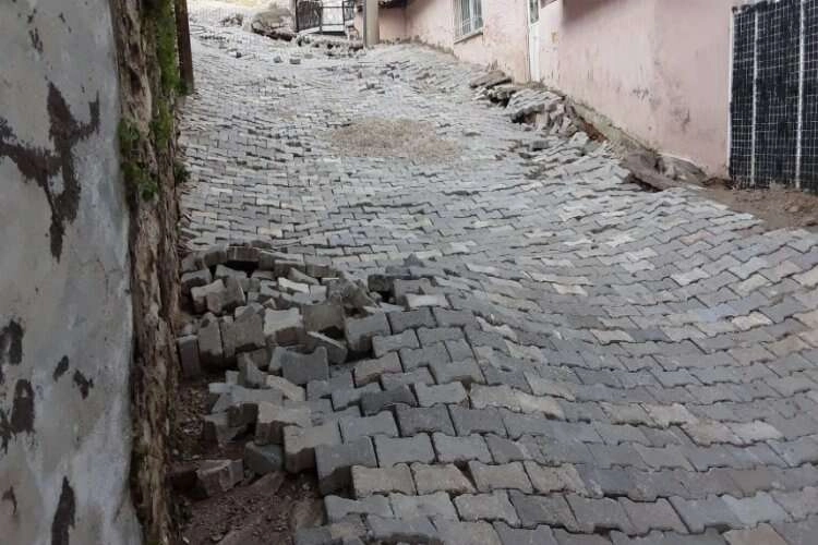 Denizli Buldan’da yağış sonrası üst yol çöktü haberinin görseli