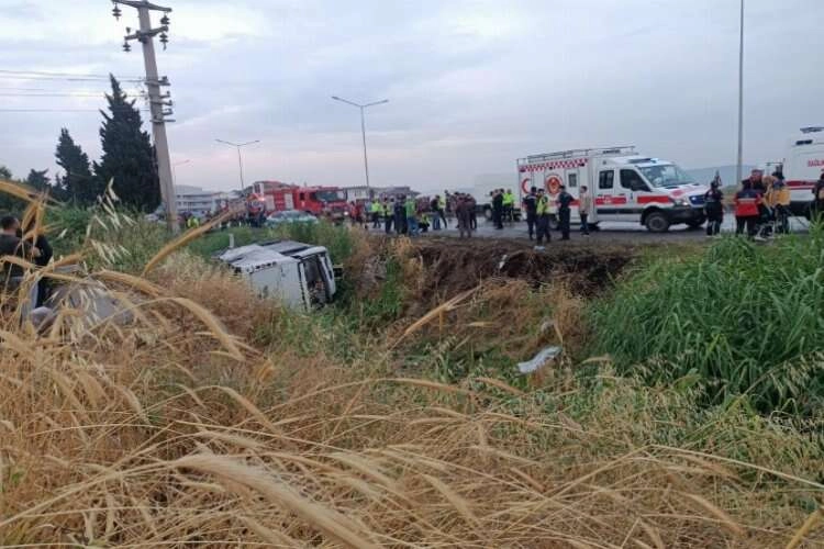 İzmir'de cezaevi aracı şarampole devrildi: Yaralılar var haberinin görseli