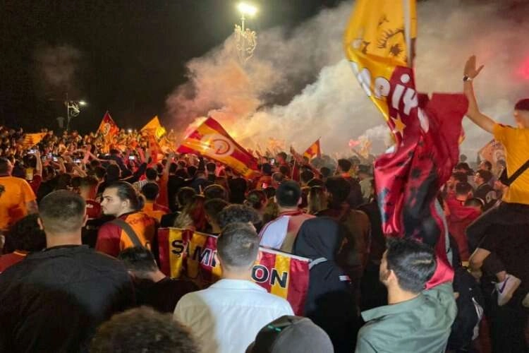İzmir sokaklarında Galatasaray'ın şampiyonluk coşkusu haberinin görseli