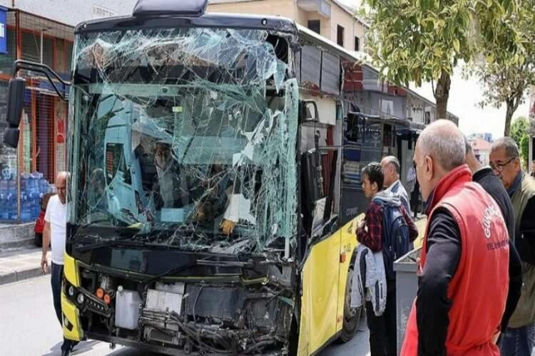 İstanbul'da kaza: İETT otobüsleri çarpıştı haberinin görseli