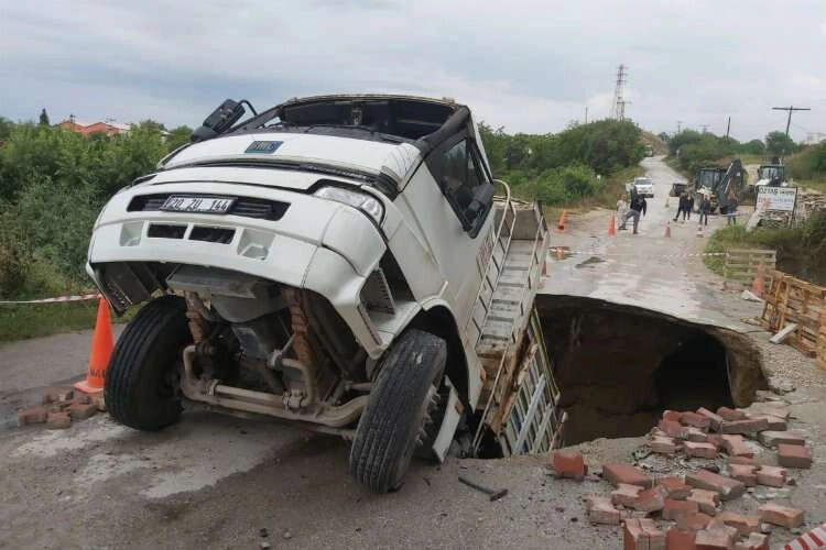 Yağış nedeniyle çöken yol, kamyonu yuttu haberinin görseli
