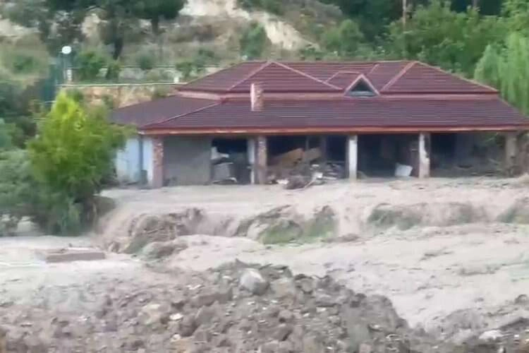 Denizli'de restoran sular altında kaldı haberinin görseli