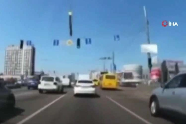 Rus füzesi Kiev'de otoyola düştü haberinin görseli