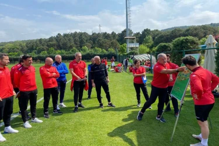UEFA Pro Lisans antrenör eğitimi devam ediyor haberinin görseli
