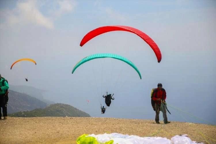 Muğla'da gökyüzü paraşütlerle renkleniyor