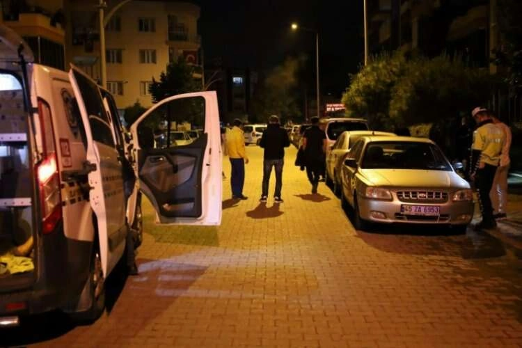 Manisa'da silahlı kavga: Şüpheli kaçmaktan vazgeçti haberinin görseli