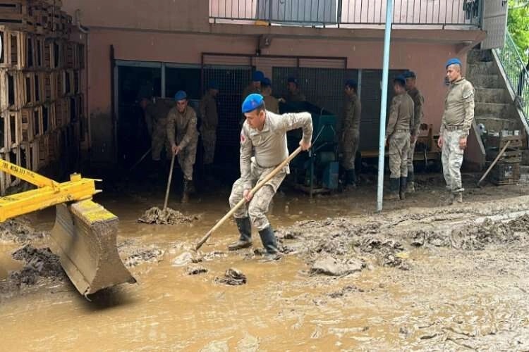 Aydın'da selzedelerin imdadına jandarma koştu