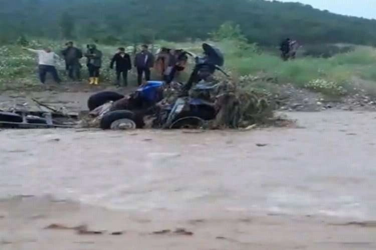 Denizli'de sel suları traktörü metrelerce sürükledi