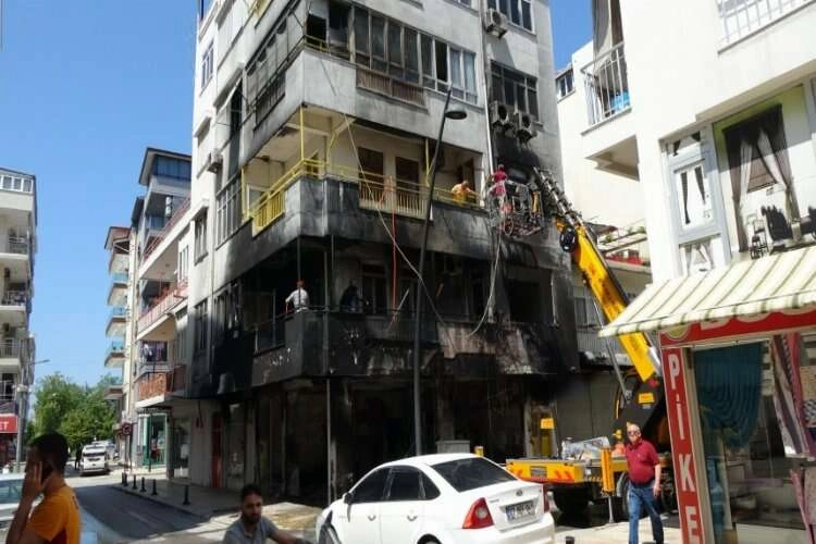 Antalyada bir şahıs zemin katı kundakladı haberinin görseli