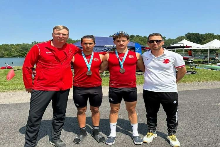 Kano sporcuları Slovakya’dan madalyalarla döndü haberinin görseli