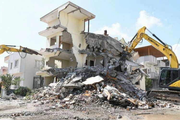 Depremde hasar alan evlerin moloz yığınları kaldırılıyor haberinin görseli