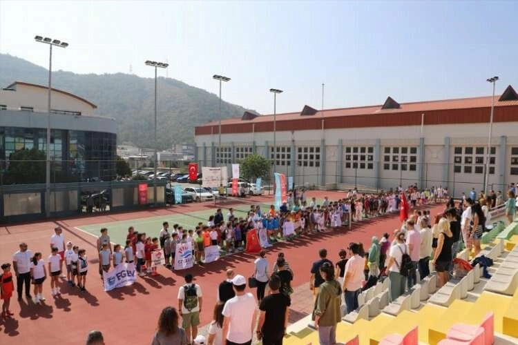 Minikler İzmir'de tenis heyecanı yaşadı