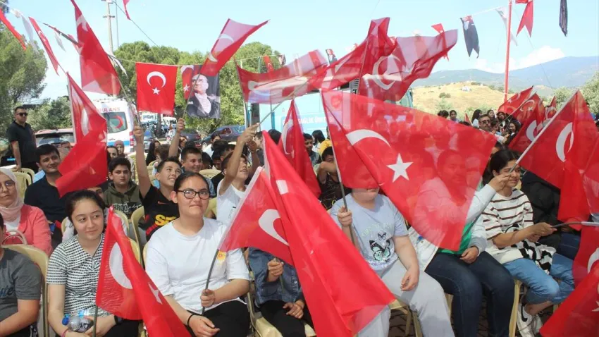 TÖRENDEKİ ÇOCUKLAR