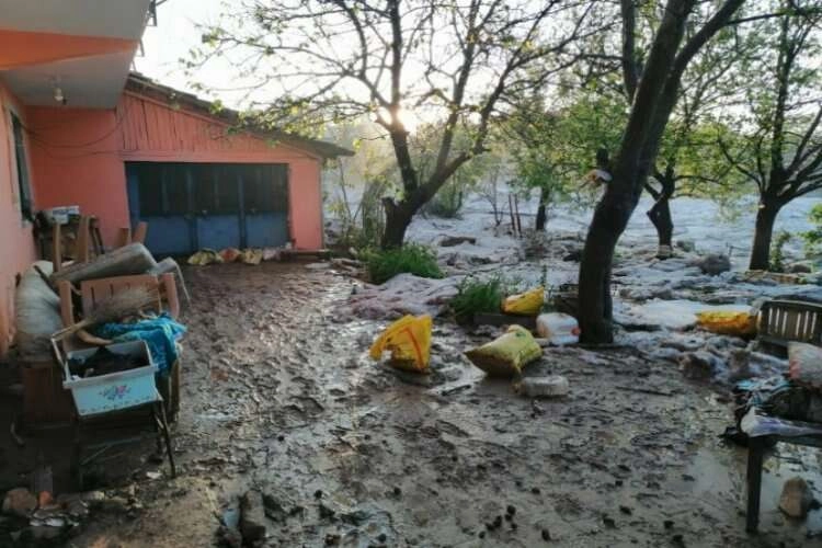 Denizli'de selden geriye çamur yığınları kaldı haberinin görseli