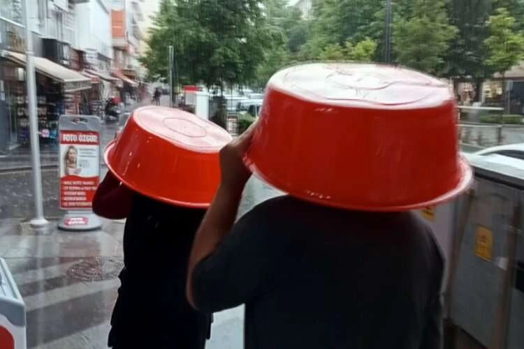 Kırşehir'de yağmurdan leğenle korundular haberinin görseli