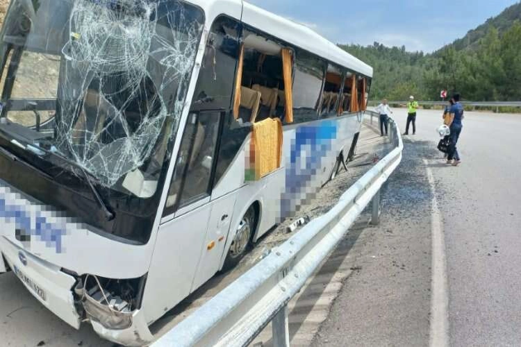 Muğla'da kontrolden çıkan otobüs refüjdeki kanala düştü haberinin görseli