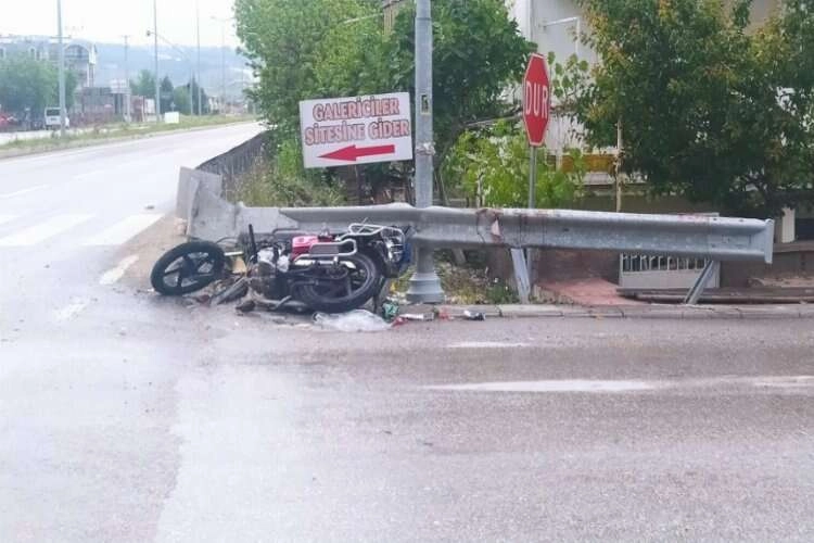 Uşak yolunda kaza! Otomobille motosiklet çarpıştı haberinin görseli