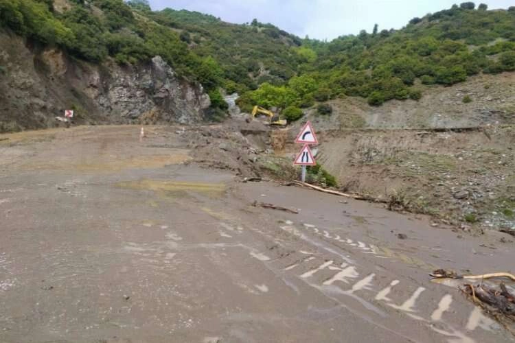 Heyelan sebebiyle kapanan yol yeniden ulaşıma açıldı haberinin görseli