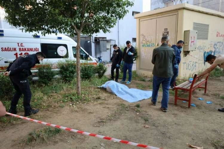Evinin önündeki parkta canına kıydı haberinin görseli