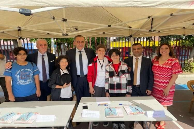 Buca'da kitap yazan öğrenciler yeni ufuklara yol açıyor haberinin görseli