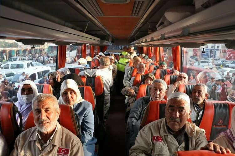 Deprem bölgesinden hacı adayları kutsal topraklara uğurlandı haberinin görseli