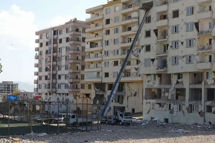 Canlarını hiçe sayıp eşyalarını kurtarmaya çalışıyorlar haberinin görseli