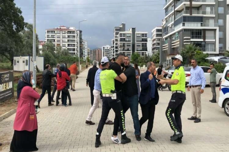 Önce kaza geçirdiler sonra birbirlerine girdiler haberinin görseli