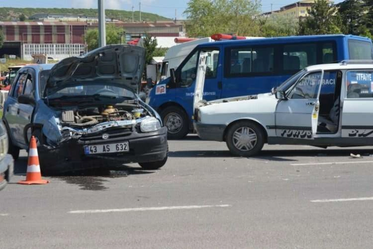 Kütahya'da iki otomobil çarpıştı haberinin görseli