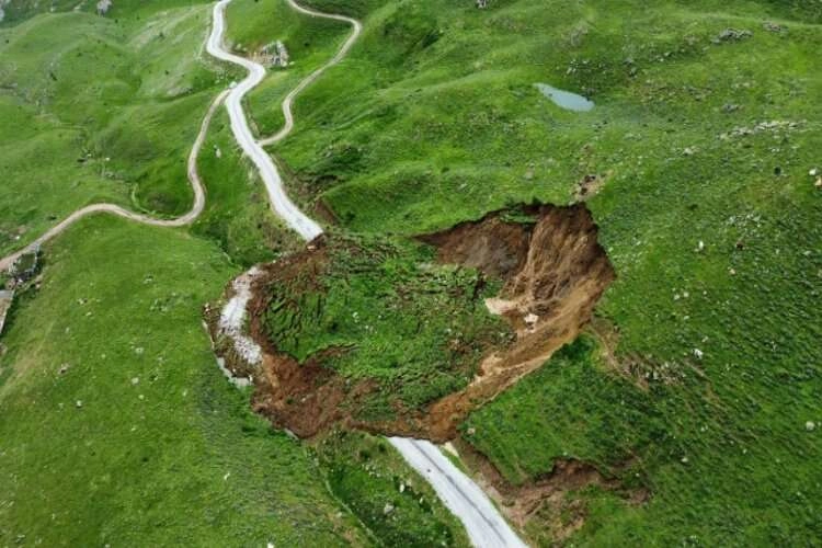 Afyonkarahisar yağışlardan nasibini aldı: Yayla yolu çöktü haberinin görseli