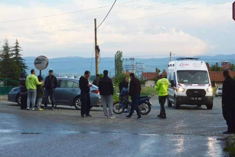 Kütahya'da otomobil bir motosikletle çarpıştı haberinin görseli