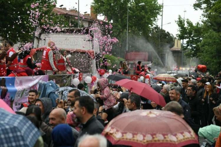 Mis kokulu festival renkli görüntülerle başladı haberinin görseli