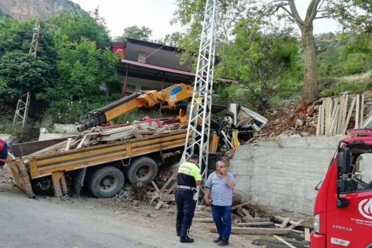 Mersin'de vinç kontrolden çıktı ağaca çarptı