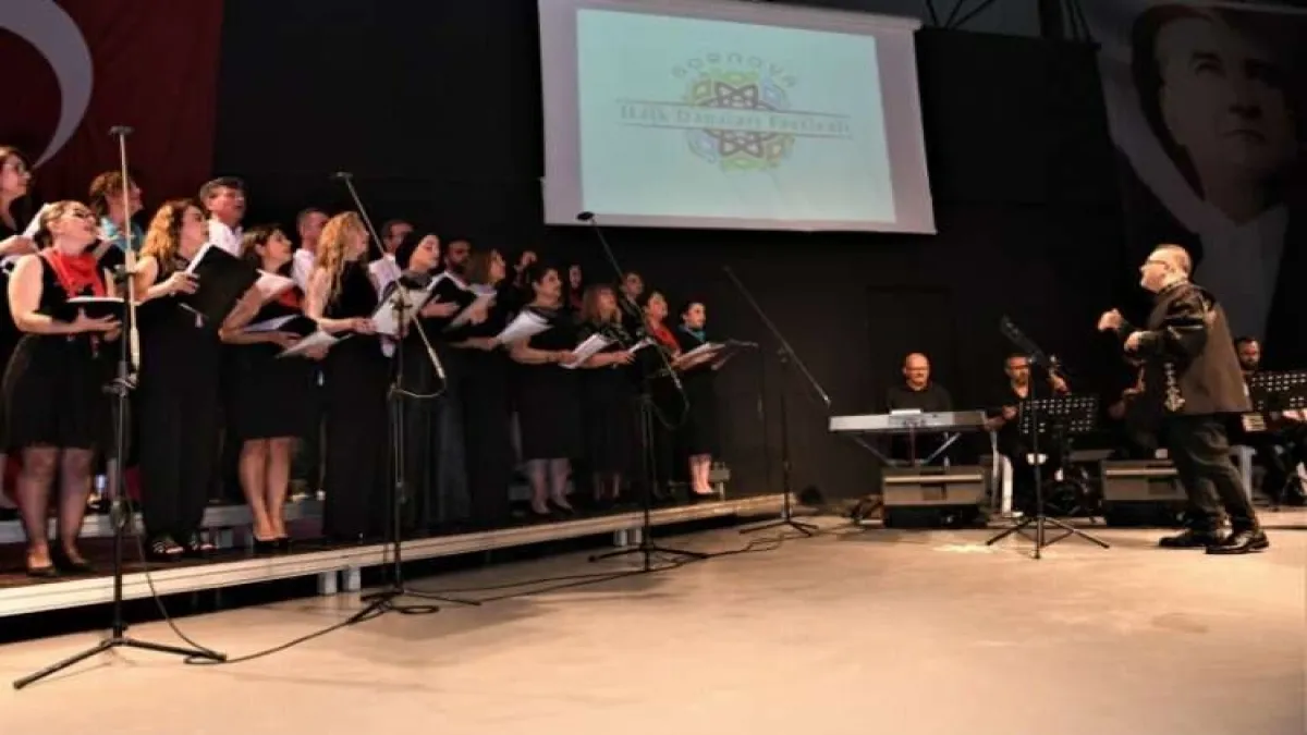 Bornova’da Halk Dansları Festivali başladı haberinin görseli