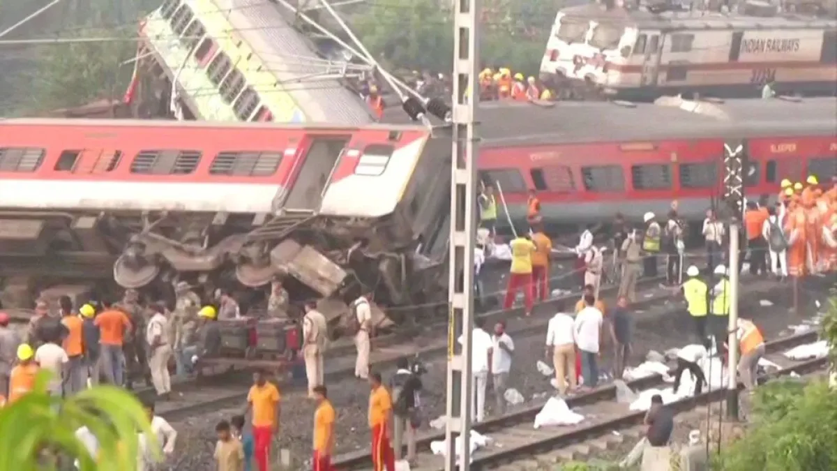 Hindistan&#039;da 3 tren çarpıştı: 288 ölü, 900&#039;den fazla yaralı