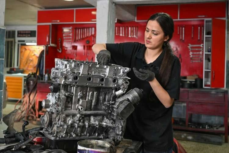 Babasının tamirhanesinde çırak olan Meryem usta olma yolunda haberinin görseli
