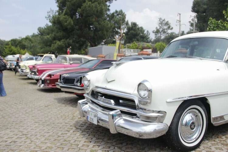 İzmir’de 'klasik otomobil' şenliği haberinin görseli