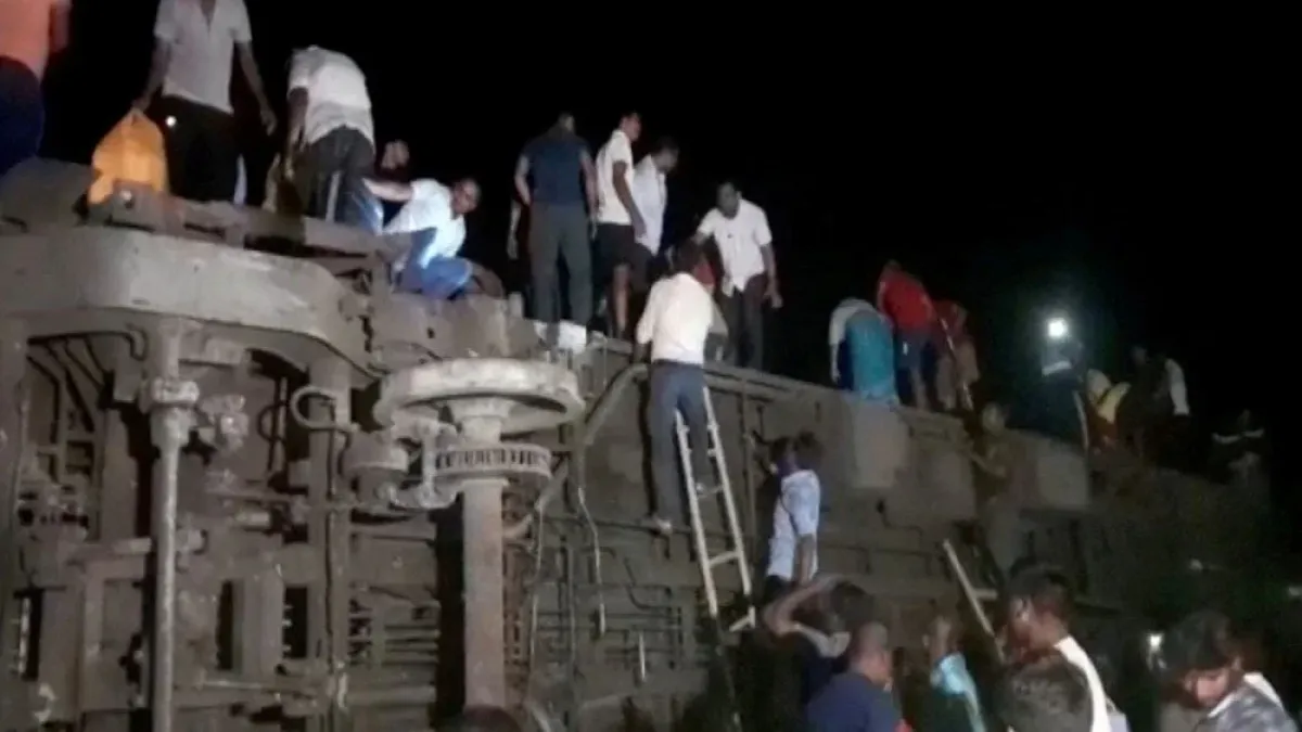 Hindistan&#039;da 3 tren çarpıştı: 288 ölü, 900&#039;den fazla yaralı
