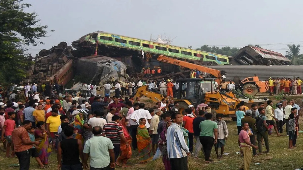 Hindistan&#039;da 3 tren çarpıştı: 288 ölü, 900&#039;den fazla yaralı