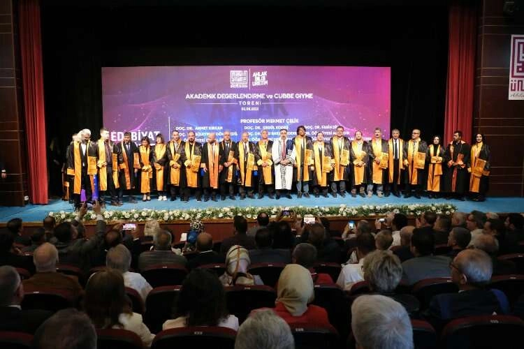MAÜ'de fahri doktora ve cübbe giyme törenine yoğun katılım haberinin görseli