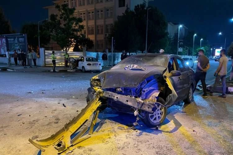 Manisa'da kaza: İki otomobil çarpıştı haberinin görseli