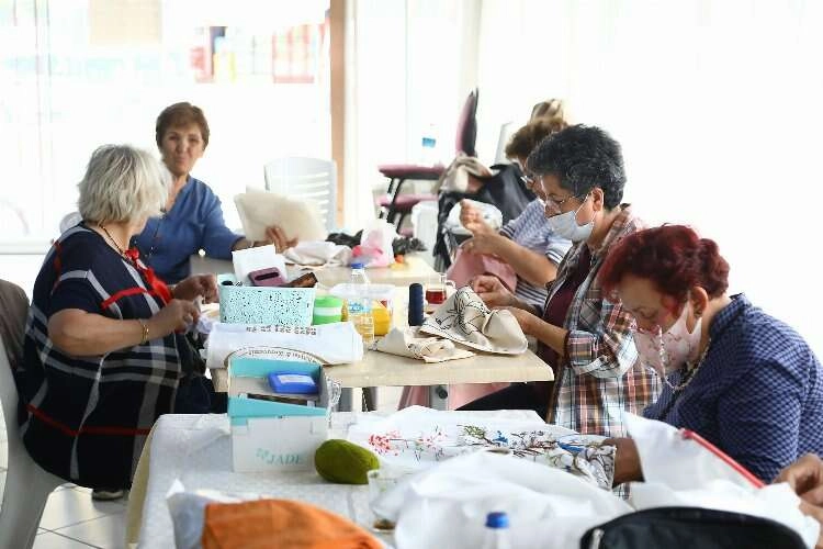 Bayraklı'nın üreten kadınlarından el emeği sergisi haberinin görseli
