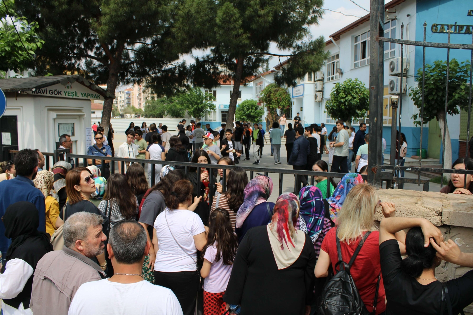 Öğrenciler sınavda, veliler dışarıda ter döktü