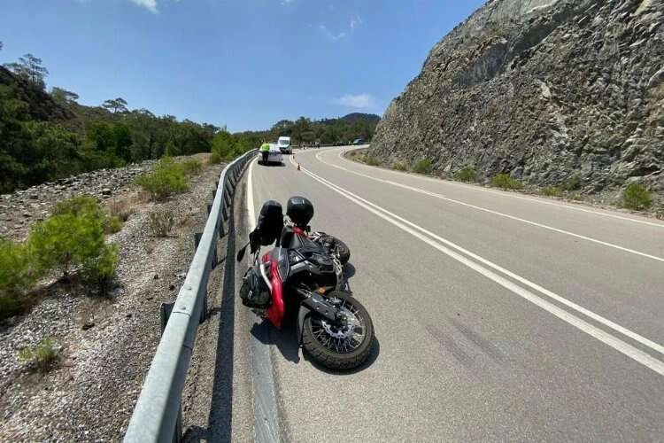 Muğla'da Motosiklet bariyerlere çarptı haberinin görseli