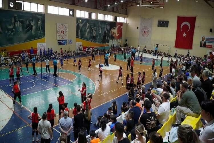 Manisa'da mini voleybol şenliği haberinin görseli